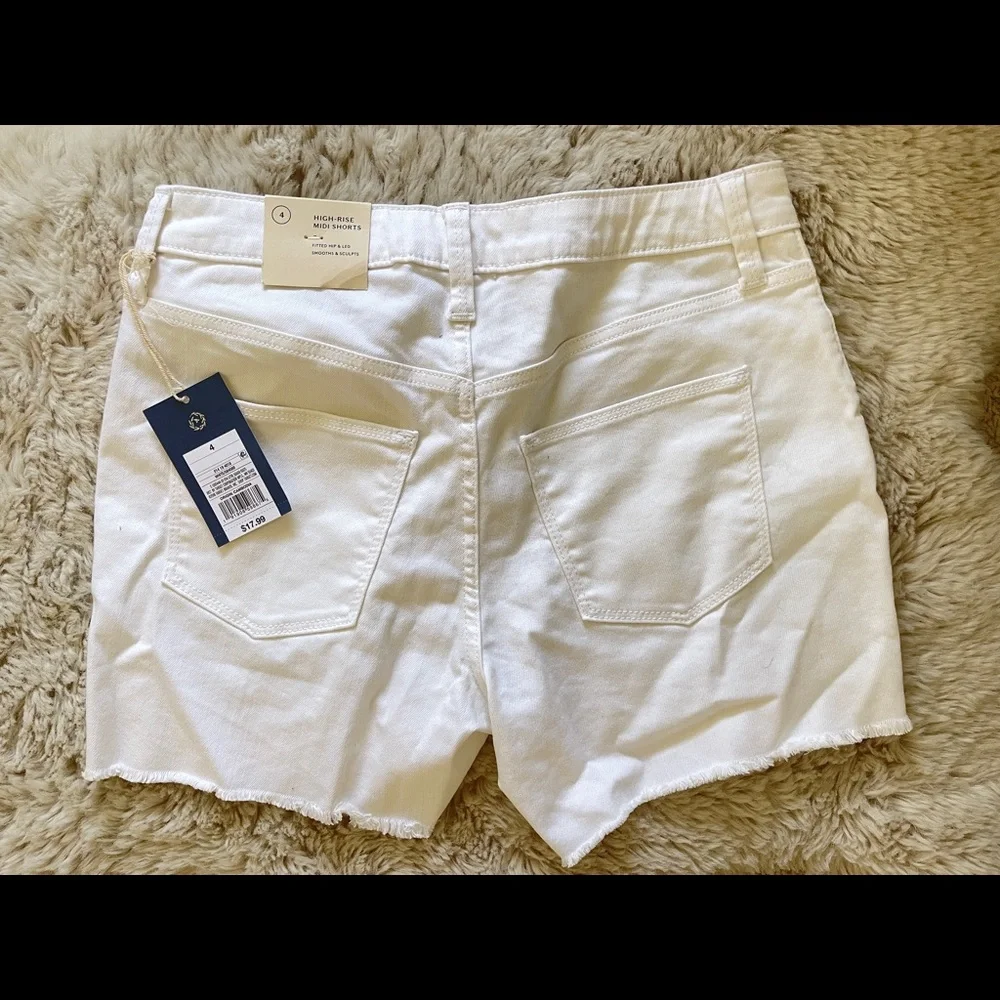 women shorts - Picture 3 of 4